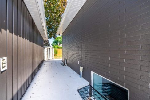 5482-Randolph-Cres-004