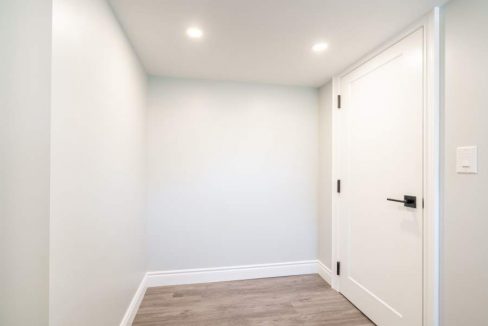 5482-Randolph-Cres-029