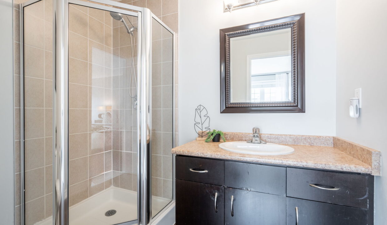 48-web-or-mls-33-4165 Upper Middle Rd- high res--48