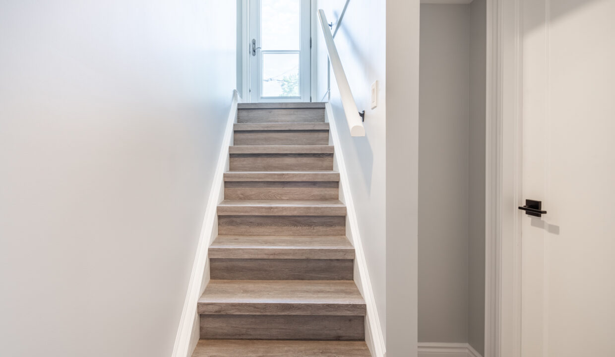 2-5482RandolphCresBurlingtonLowRes-12