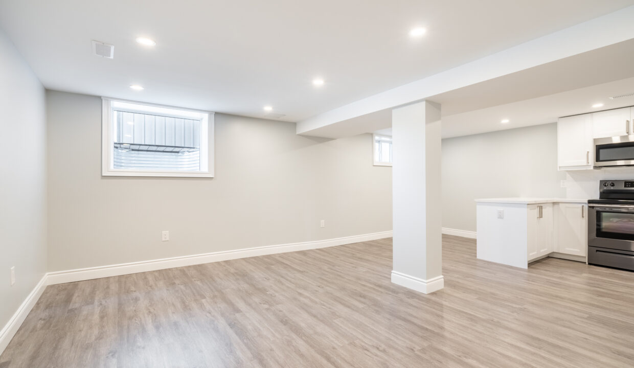 2-5482RandolphCresBurlingtonLowRes-18