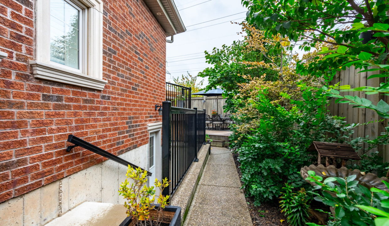 52-web-or-mls-4610 Cornerstone Dr, Burlington-52
