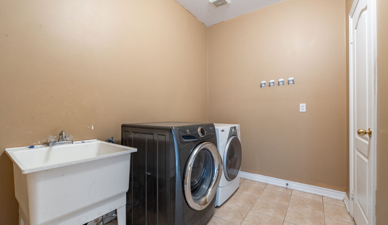 36-web-or-mls-15 Hellyer Ave, Brampton_Shannon Sulivan-36