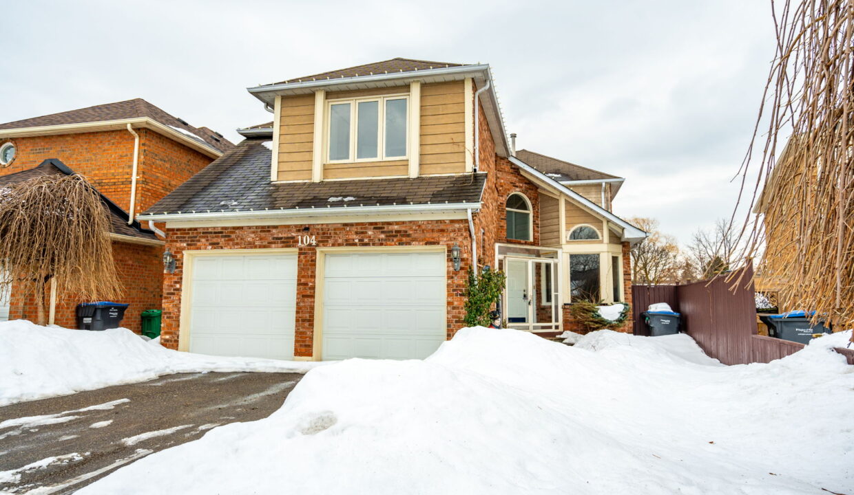 2-web-or-mls-104 Lord Simcoe Dr, Brampton-2