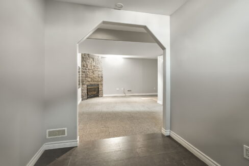 36-web-or-mls-573 Enfield Rd, Burlington-36