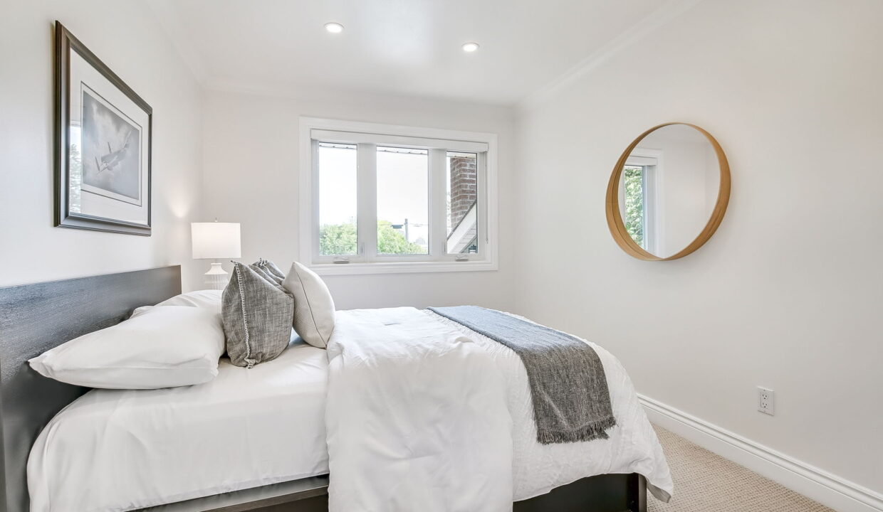 42-web-or-mls-421 Southland Cres, Oakville-32