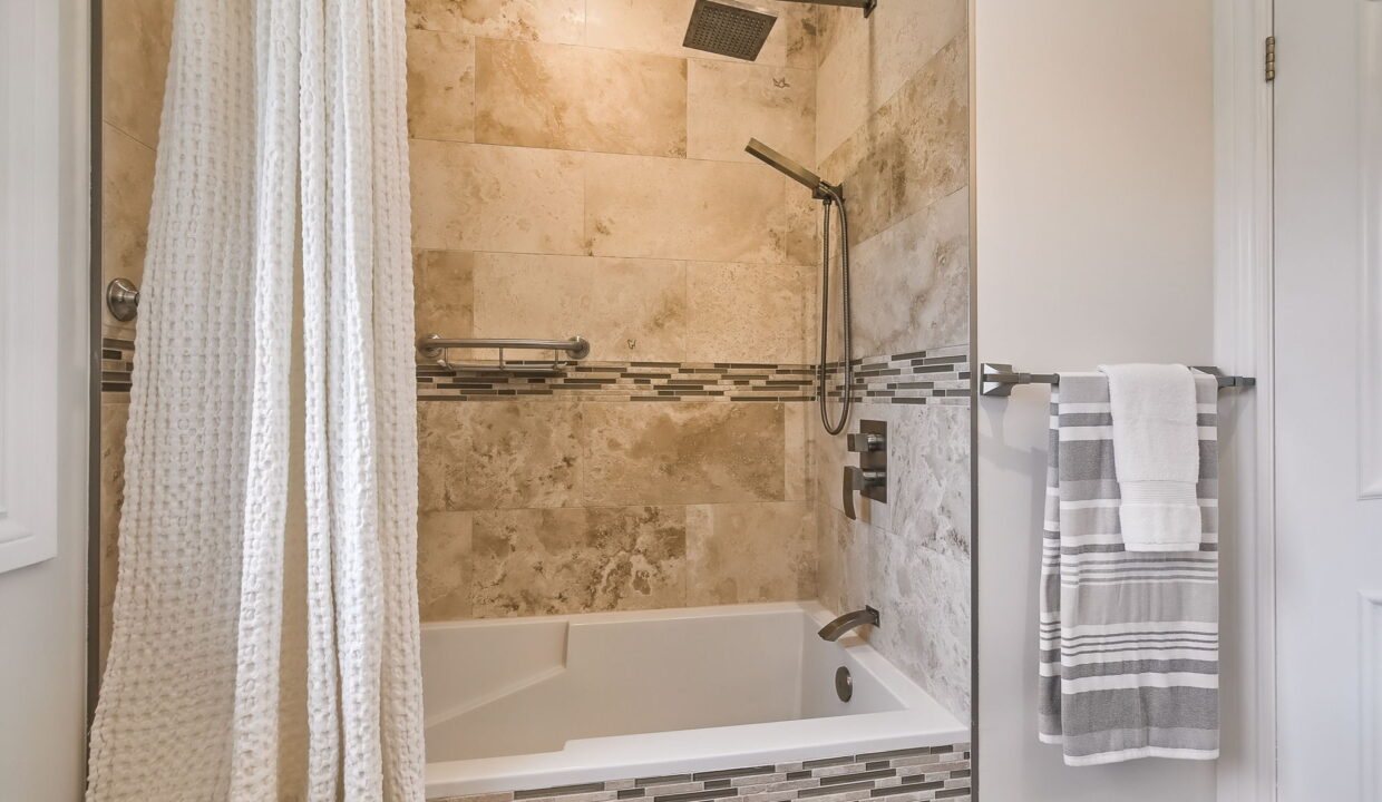 53-web-or-mls-421 Southland Cres, Oakville-43