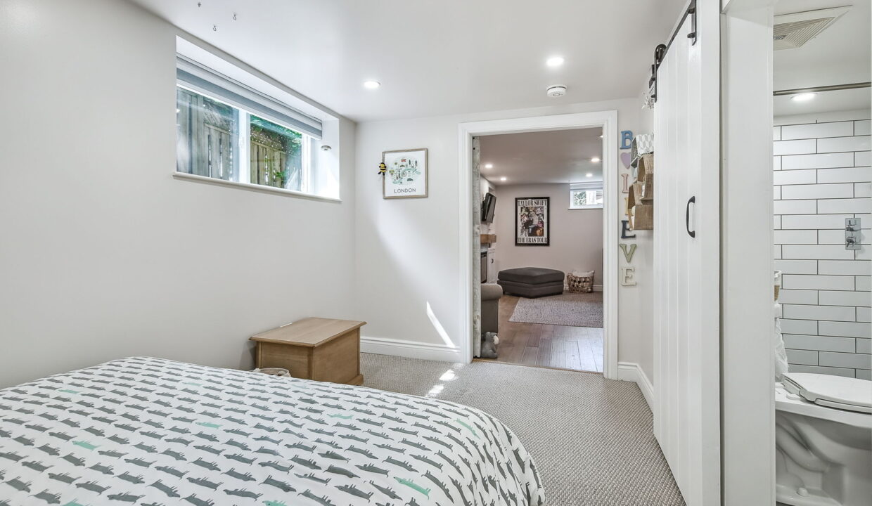 64-web-or-mls-421 Southland Cres, Oakville-54