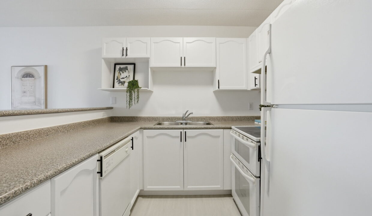 11-web-or-mls-11-Genevieve Serroul_1431 Walkers Line 309_Burlington