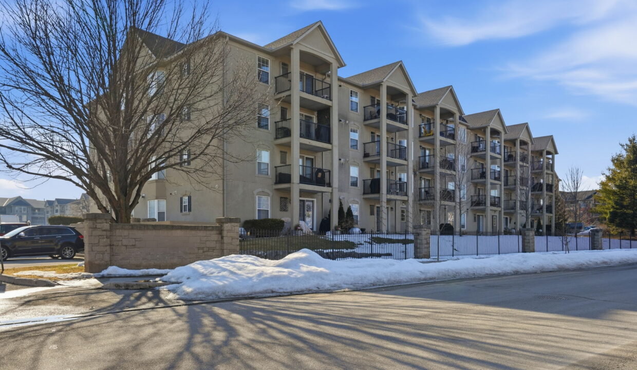 39-web-or-mls-39-Genevieve Serroul_1431 Walkers Line 309_Burlington